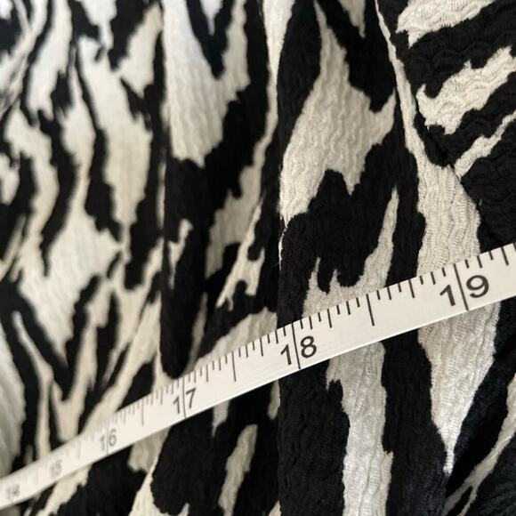 ✨ASOS DESIGN✨ Textured Zebra Print Mini Dress - Picture 7 of 10